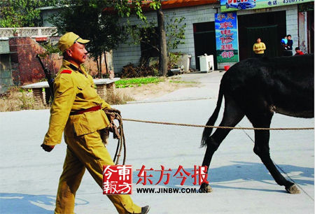驴肉店雇人穿日本军装 骑驴游街(组图)