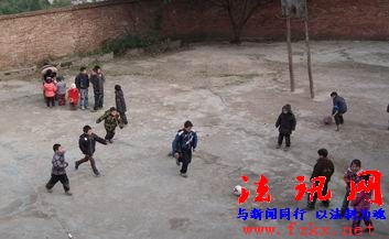 篮球和足球是孩子们的乐趣.jpg