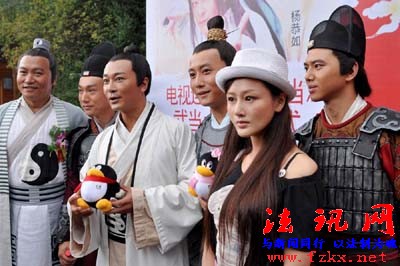 邓天晴(右二）在《大武当》正式开机上