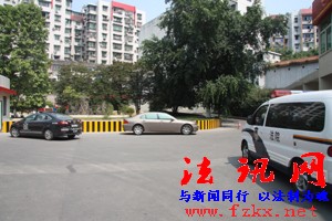 中间车辆为被扣押的宝马730--法讯网