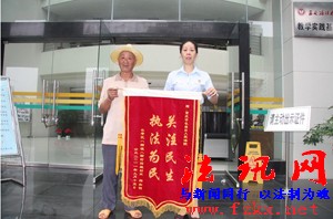 深情化解老上访户心中的不满