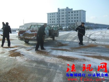 山东乳山:全力应对冰雪疏堵保畅