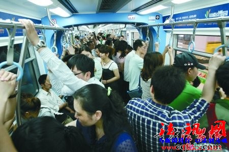 远离妹子控制中场 地铁轻轨生存法则你看了没