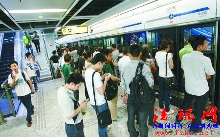 远离妹子控制中场 地铁轻轨生存法则你看了没