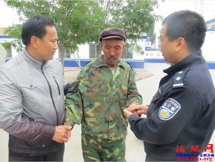 七旬老人醉卧铁道边,铁路民警伸手显真情