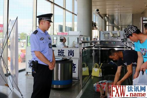 乘车安检遗落小包,身后男子顺手牵羊