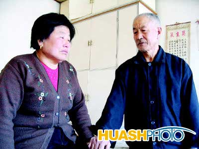 老人跪地磕头求儿子允其再婚(图)