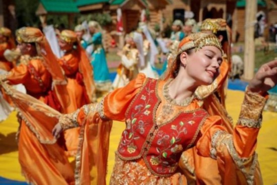 世界杯球迷参加萨班图伊 夏日节中感受鞑靼文化