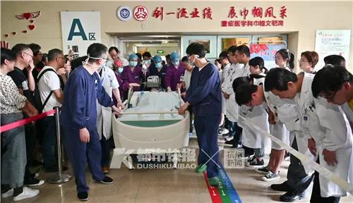 陈怿被缓缓推出重症监护室,进入手术室