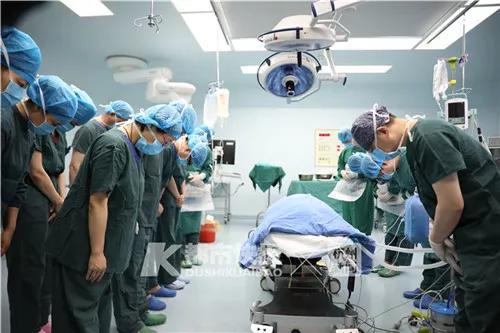 器官获取手术前,医生向器官捐献者默哀