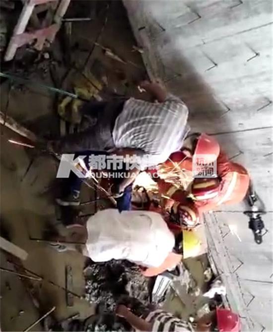 现场,工友们和消防、救助人员全程对伤者喊着“坚持住”。