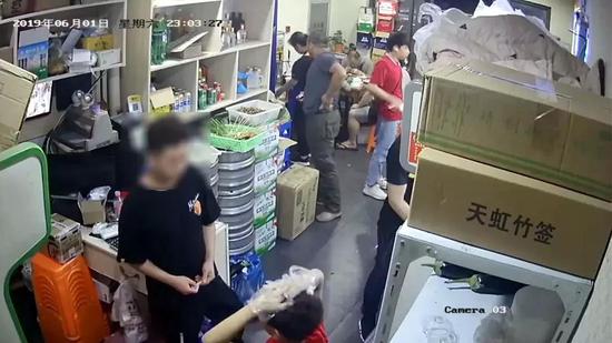 ▍嫌疑人发现被人看到立刻收手