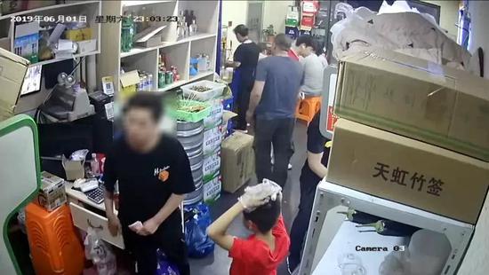 ▍嫌疑人多次从抽屉里面偷取现金