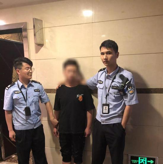 ▍小李被民警带到派出所接受调查