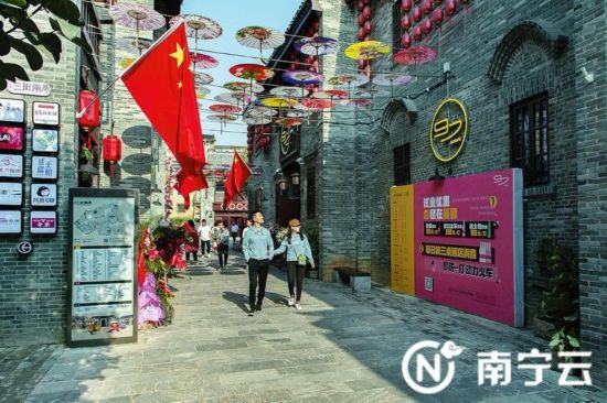 当阳街片区内的青砖青瓦清水墙,将老南宁城市核心的人文历史展现在市民游客面前。黄维业摄