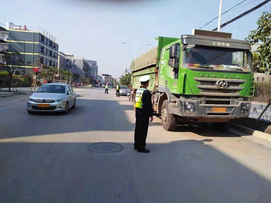 南宁交警对过往泥头车进行检查(吴定敏/摄)