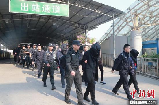 警方押解涉案人员 曾昭竣 摄