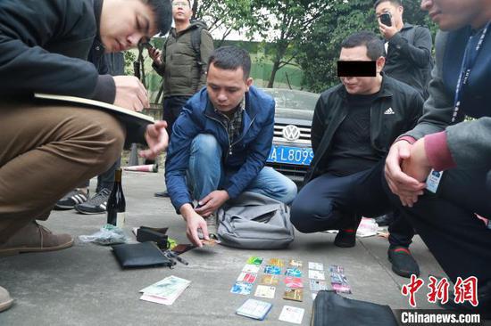 图为执法现场 曾昭竣 摄