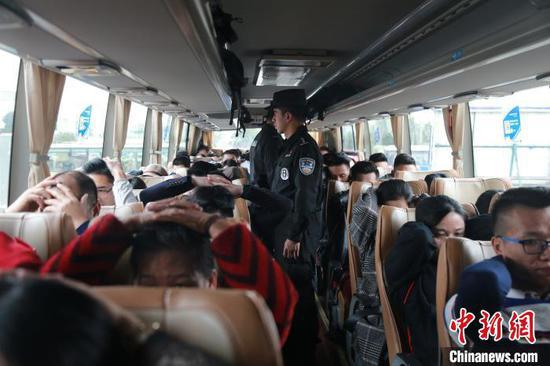 执法现场 曾昭竣 摄