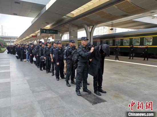 警方押解涉案人员 曾昭竣 摄