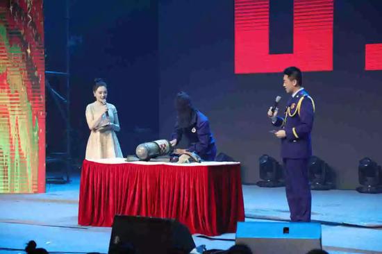 现场挑战蒙眼组装空气呼吸器