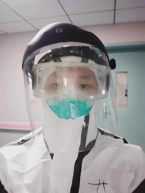 范锦秀每天穿防护服6小时以上(桂林医学院附属医院人供图)
