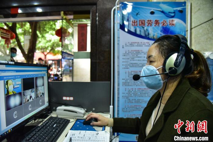 招工企业足不出户就能完成面试和就业意向签署。 王以照 摄