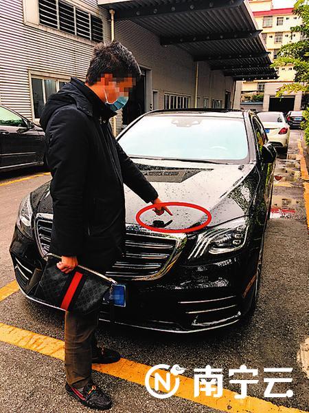 车主袁先生指着疑似“多出来”的划痕