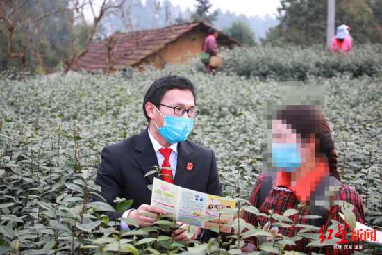 吴宣肇法官(左一)向其他人讲解家暴知识