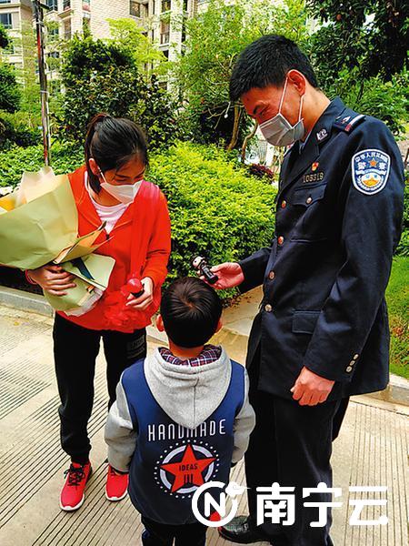 终于盼到妈妈吴美姫回家,5岁的林家瑜将两个小玩偶分别送给爸爸妈妈。记者 叶祯 摄