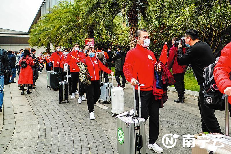 首批返回的广西援鄂医疗队员结束隔离休整,走出定点隔离酒店。记者 叶子榕 摄