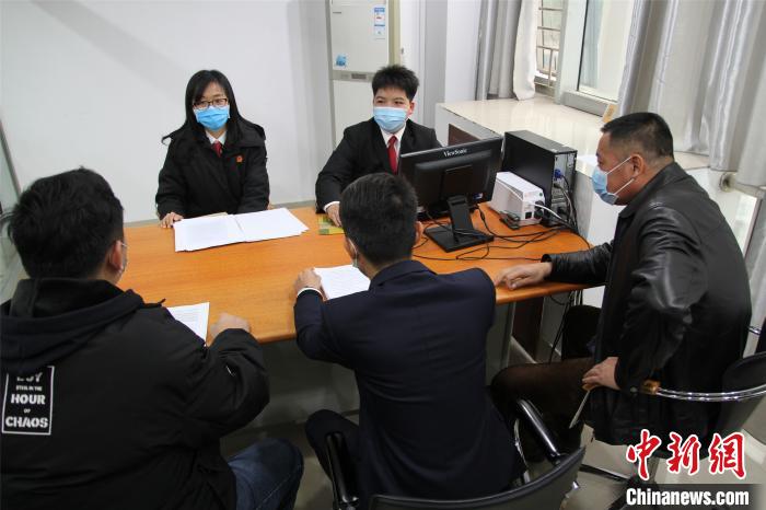 图为柳北法院法官调解申请人和被执行人。 韦林汕 摄