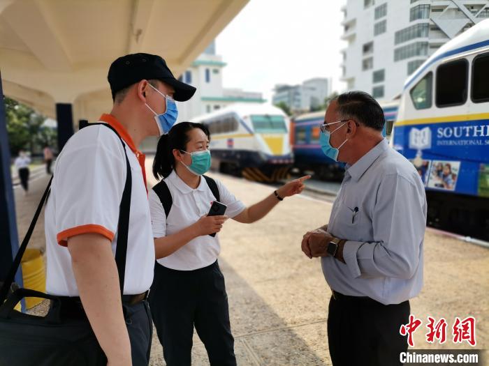 专家组走访车站。中国赴柬埔寨抗疫医疗专家组供图