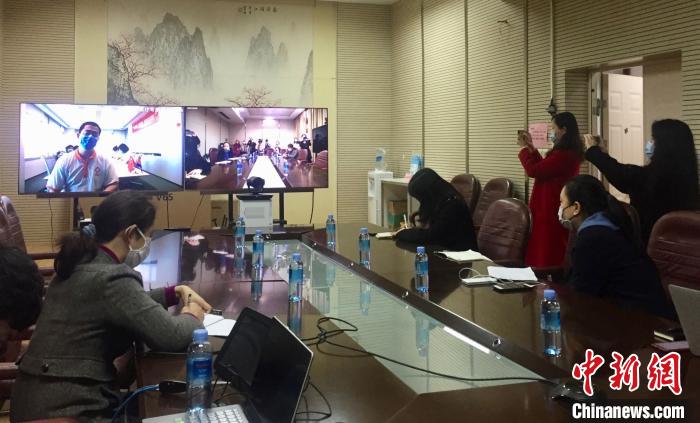 专家组视频连线。 黄令妍 摄