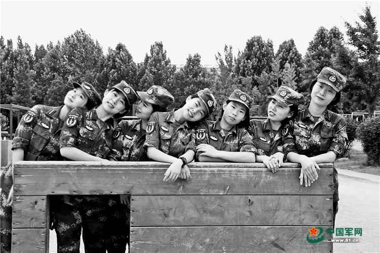 女学员在训练场以合影的方式庆祝毕业。李田田摄
