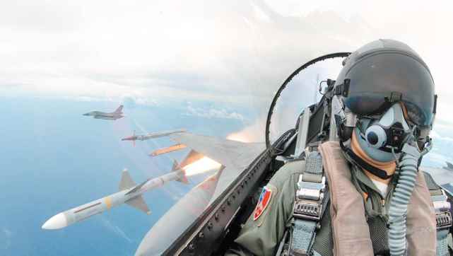 资料图:台军F-16战机在年度射击训练中发射AIM-7麻雀导弹
