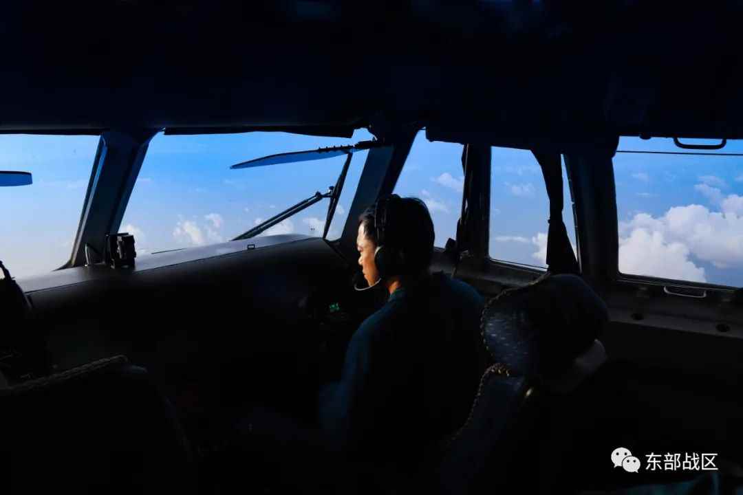 ▲飞行员精准操作。