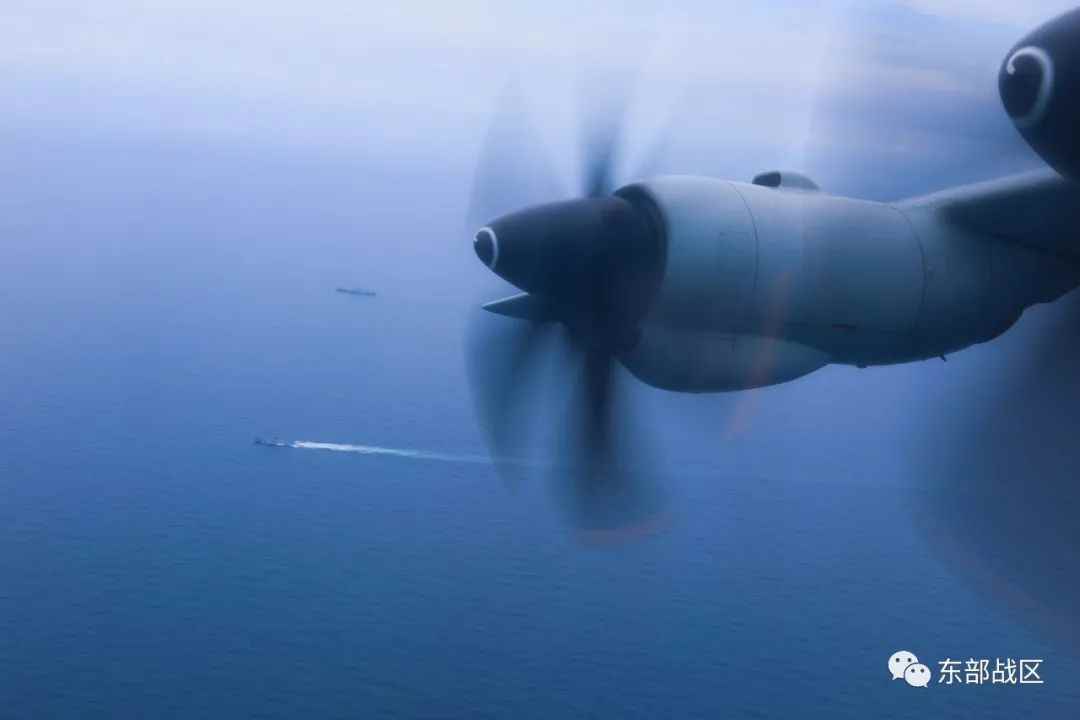 ▲在海天一色的环境中持续飞行。